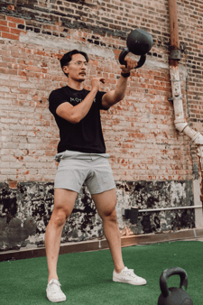 motivny-coach-holding-kettlebell
