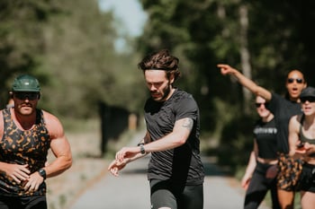 motivny-runner-checks-watch-during-marathon